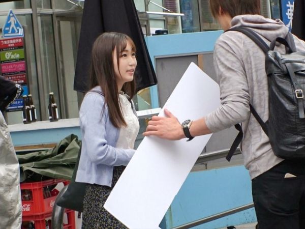 【ピュア美少女の初々しいセックス】 写真撮影から一転、恥じらいながらも感じてしまう！ ぎこちないフェラとキツマンに生挿入で開発♡