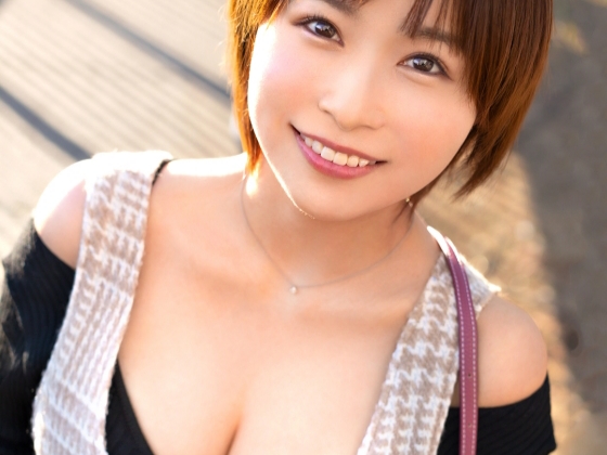 【巨乳ムスメの淫乱プレイ】エロカワ娘がスケベな衣装で大胆露出！巨乳を揺らしながらイキまくり、濃厚セックスで大興奮！最後はパイ射でフィニッシュ！♡