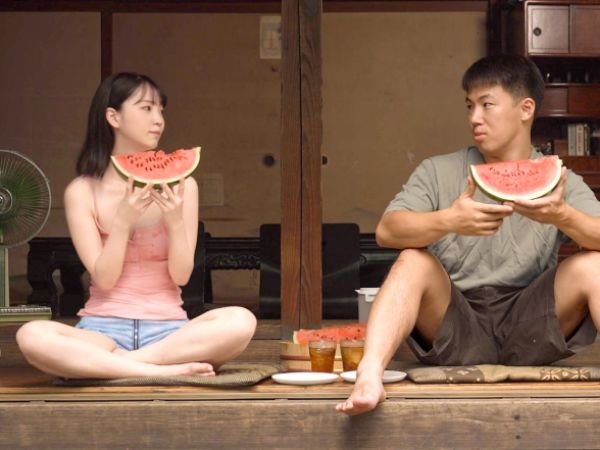 【夏の田舎で禁断の情事】幼馴染と汗だくで絡み合う、セミの声が響く暑い夏の日…ひたすら求め合う肉体的欲望と濃厚なセックスで、お互いの体液を交えながら激しく交わる！♡