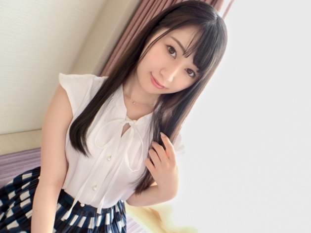 【無毛美少女との濃厚セックス】『あぁ…奥まで当たってる…』華奢なカラダを激しく抱きしめ、ツルマンオマンコにチンコをねじ込み！感じまくる美少女の喘ぎ声がエロすぎる！♡
