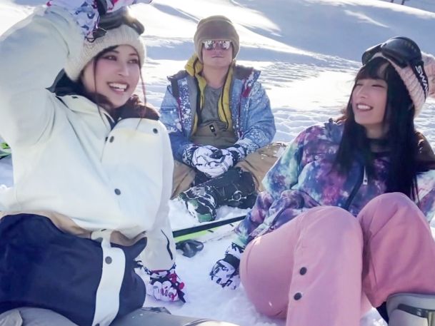 【ゲレンデナンパ】『もう…ダメ…』雪のように白い肌の女子大生2人組を口説いて飲み会に！お酒でほろ酔い気分になったところをエロオモチャで責めまくり！敏感ボディがビクビク反応するドスケベ夜♡