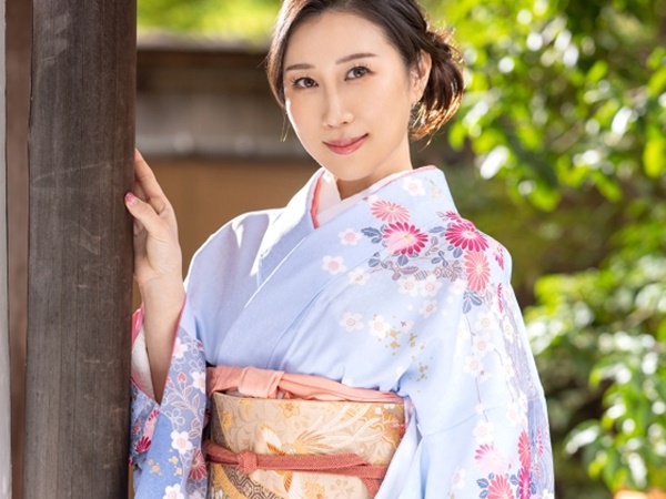 【着物美魔女の淫らなご奉仕】『もっと…感じさせてあげる♡』極上美熟女が絡みつく舌でベロチュー！着物からこぼれる色気と、チンポを責めまくるエロテクに悶絶必至！