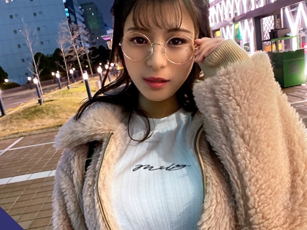 【巨乳メガネ娘の体操服セックス】真面目そうな見た目とは裏腹に、体操服姿でおっぱい揺らしてハメまくる！メガネの奥の瞳はトロンととろけ、セックスモンスターと化す！このギャップに興奮間違いなし！♡