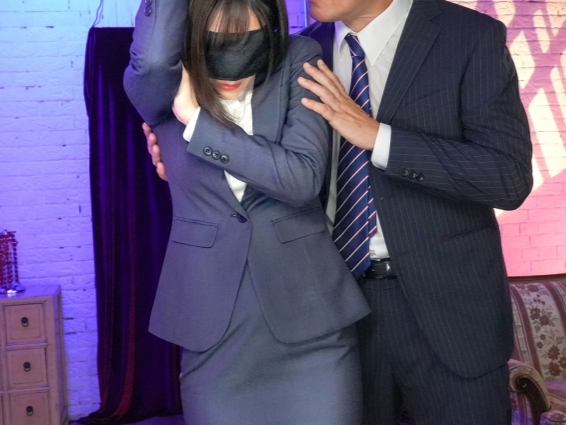 【巨乳OLの危険なアルバイト】『ダメ…お客さん、そこは…』スーツ姿の巨乳美少女が風俗で痴漢プレイに挑戦！敏感なカラダを弄られ、我慢できずに肉棒を受け入れちゃう！♡