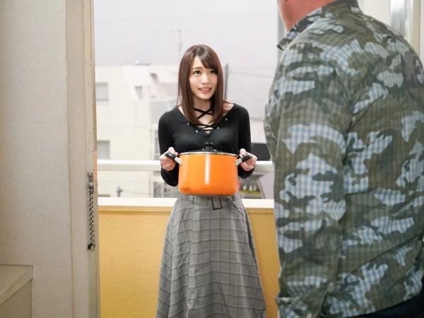 【お隣さんはAV女優】憧れのスレンダー美女とまさかのご近所付き合い！徐々に縮まる距離、そして一線を越えるイチャラブセックスで念願の仲に！◆引っ越し先で運命の出会い、AV女優との甘い関係がスタート！